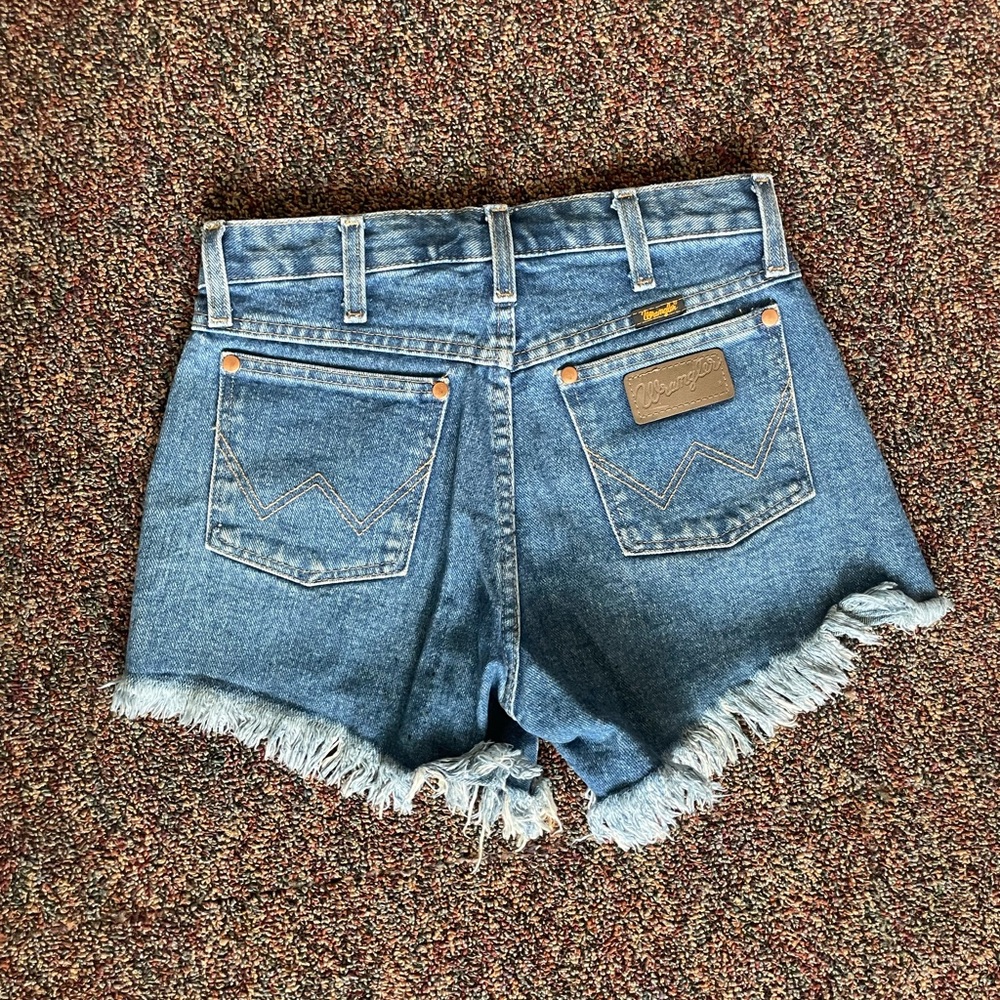 wrangler medium wash denim shorts with fray size 25